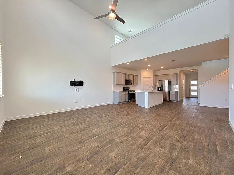 2901 Louris Ln — Photo 4