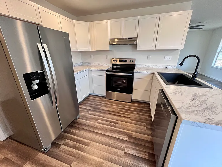 2430 College St — Photo 3