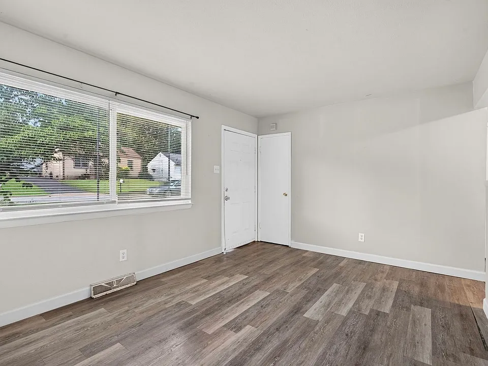 225 Flora Dr