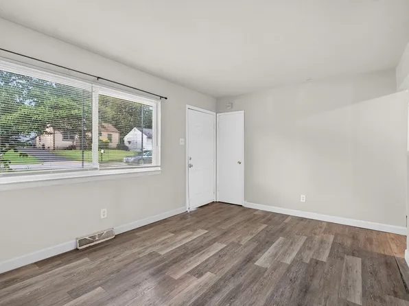 225 Flora Dr, Saint Louis, MO 63135