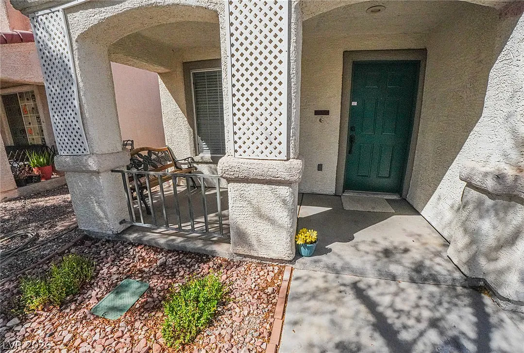 3 bed, 2.0 bath, 1466 sqft, $2,300 — Photo 2