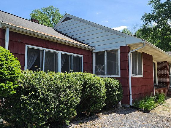 2nd image of 700 Canterbury Rd