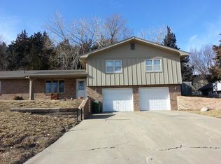 705 Ridgewood Dr, Manhattan, KS 66502