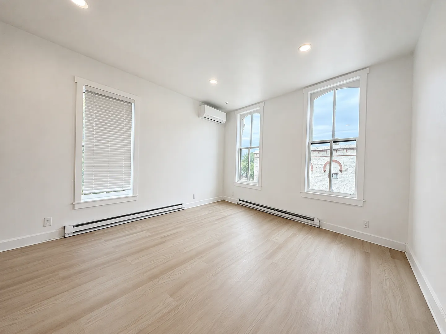 916 Clinton St — Photo 4