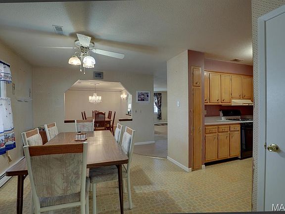 5th image of 32830 Willow St