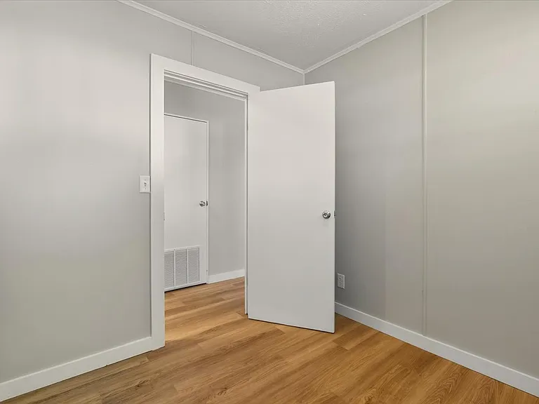 710 E Chestnut St — Photo 3