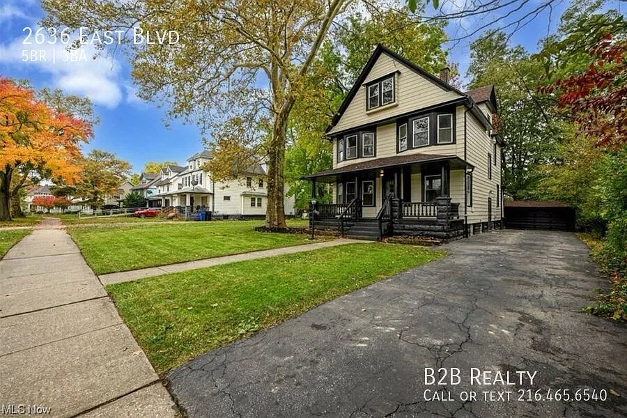 Charming 5 Bed Property at Prime Location — Photo 2
