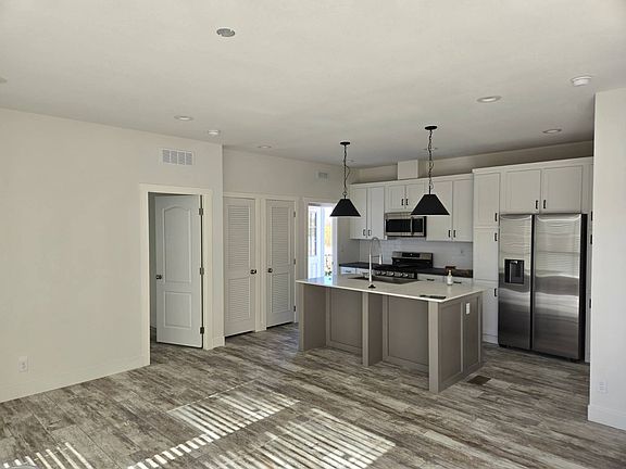 4th image of 602 Iowa St