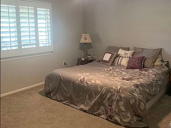 Spacious bedroom, 2 closets