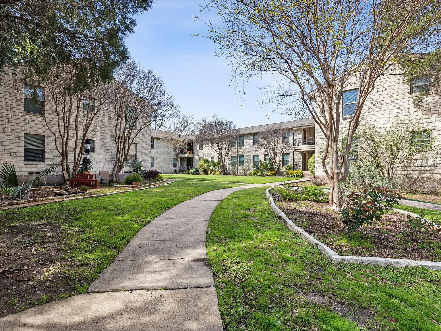 Devonshire Apartments — Photo 4