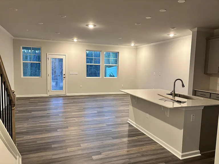 240 Garden Vine 542 Carson — Photo 6