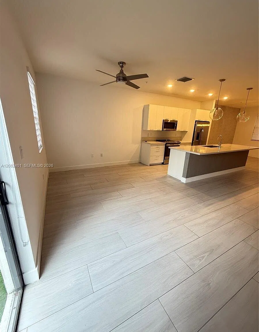 3 bed, 2.5 bath, 1425 sqft, $3,750 — Photo 4