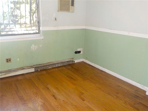 5th image of 582 Barbey St