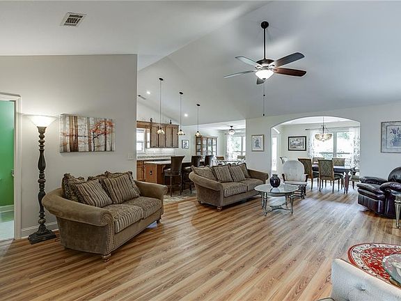 3rd image of 810 Brandon Dr