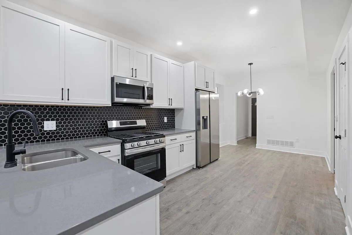 Unit Photo - 270 S 22nd St