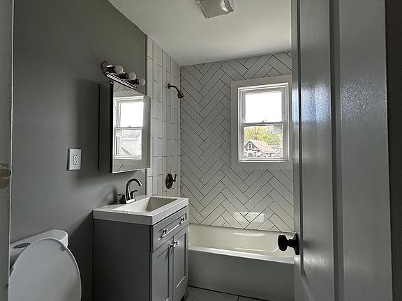 4th image of 311 Blake St