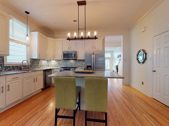 4th image of 1009 Island Park Cir