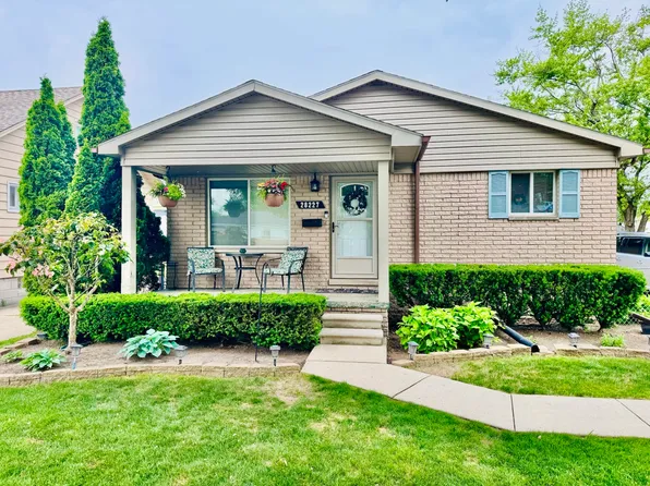 28227 Gladstone St, Saint Clair Shores, MI 48081