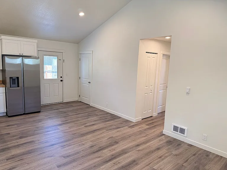 1246 Hughes St — Photo 6