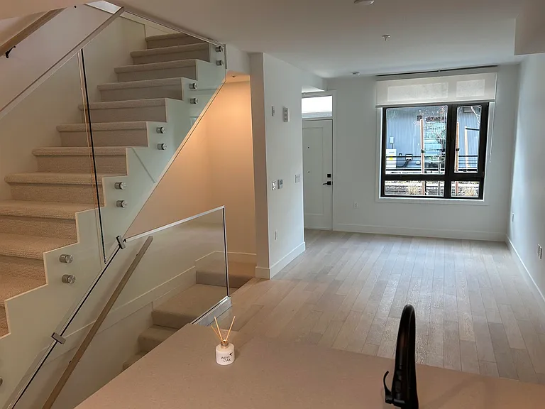 6284 Oak St — Photo 3