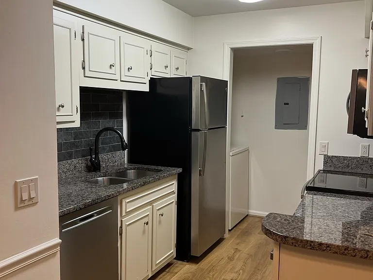2905 Burch Ave #7 — Photo 21