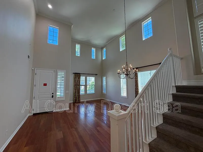 4 bed, 2.5 bath, 2371 sqft, $5,800 — Photo 3