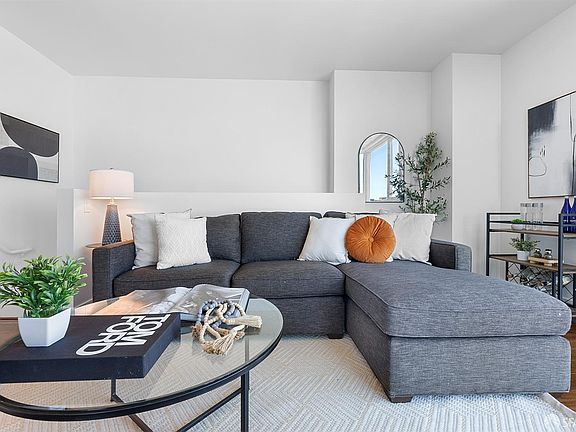 5th image of 300 Berry St Unit 413