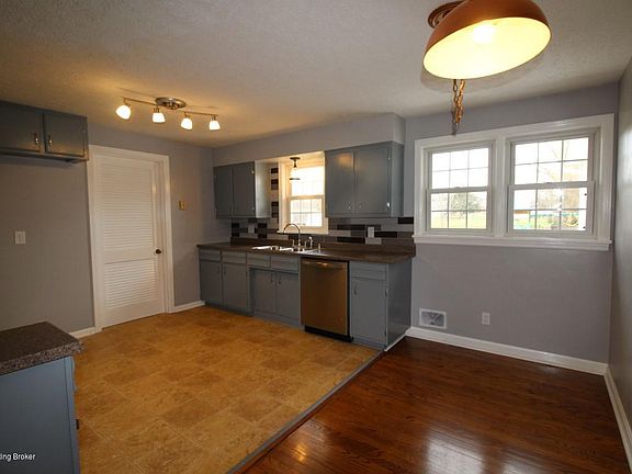 3rd image of 257 Meadowview Dr