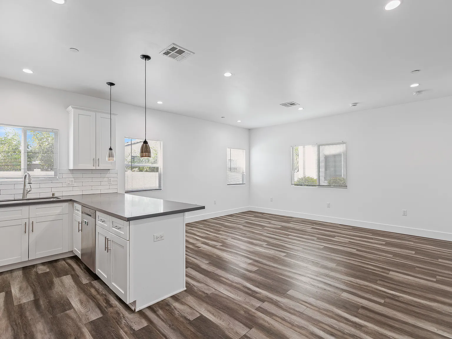 4 bed, 1800 sqft, $4,095 — Photo 4