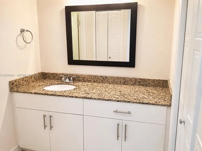 405 Lakeview Dr #202 — Photo 7