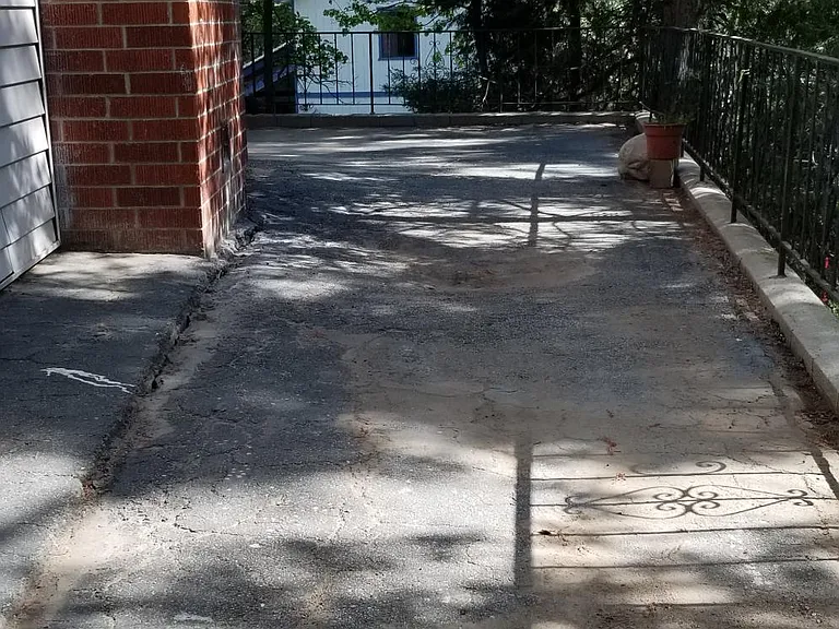 private drive way
