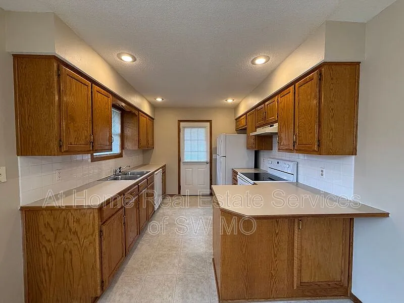 Building Photo - 3324A S Leawood Ave