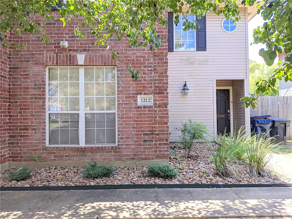 4 bed, 3.5 bath, 1465 sqft, $1,650 — Photo 2