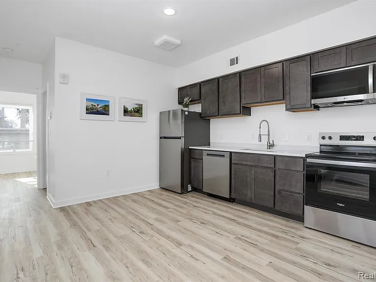 799 E Grand Blvd #4 — Photo 2
