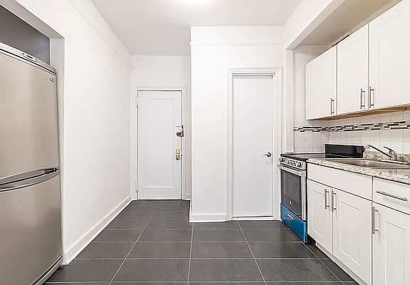 3rd image of 444 W 48th St APT 5D