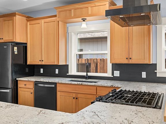 4th image of 245 Wintersage Cir