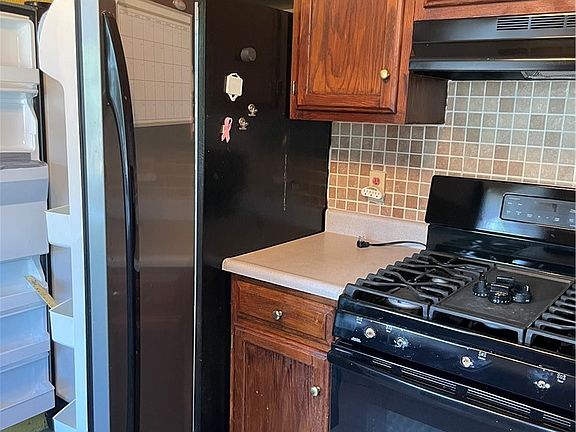 3rd image of 285 Sherman Ave