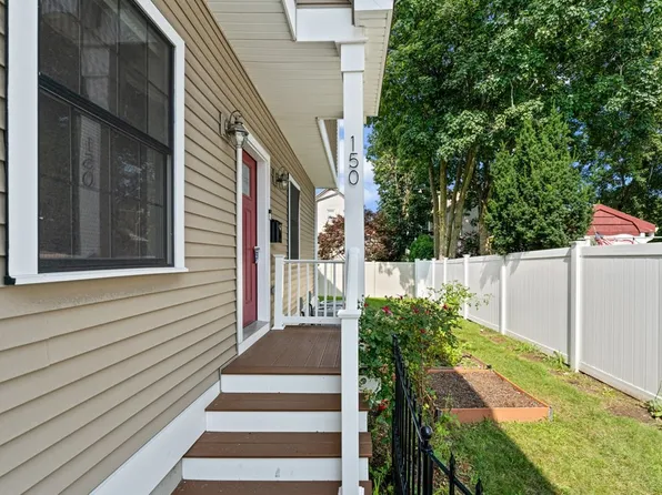 150 Chapel St #150, Newton, MA 02458