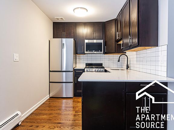 3rd image of 530 W Oakdale Ave #409