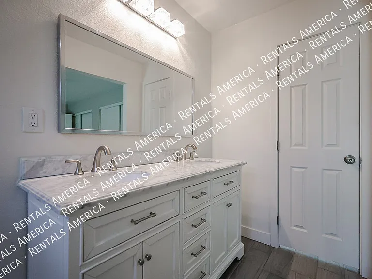 2902 W Straford Dr — Photo 29