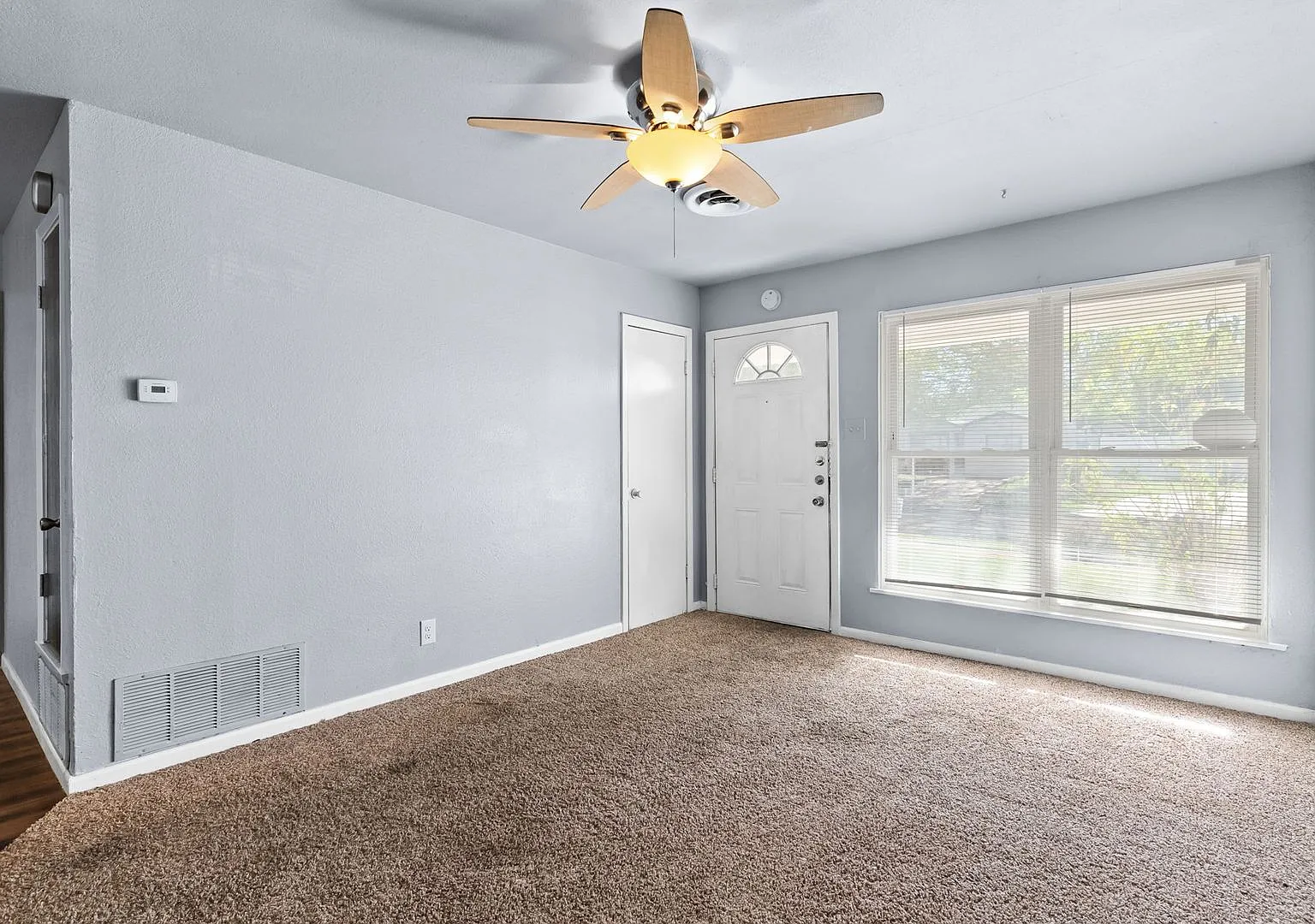 2709 Hillside Dr — Photo 3