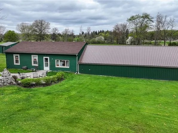 2572 Lakeview Rd, Lake View, NY 14085