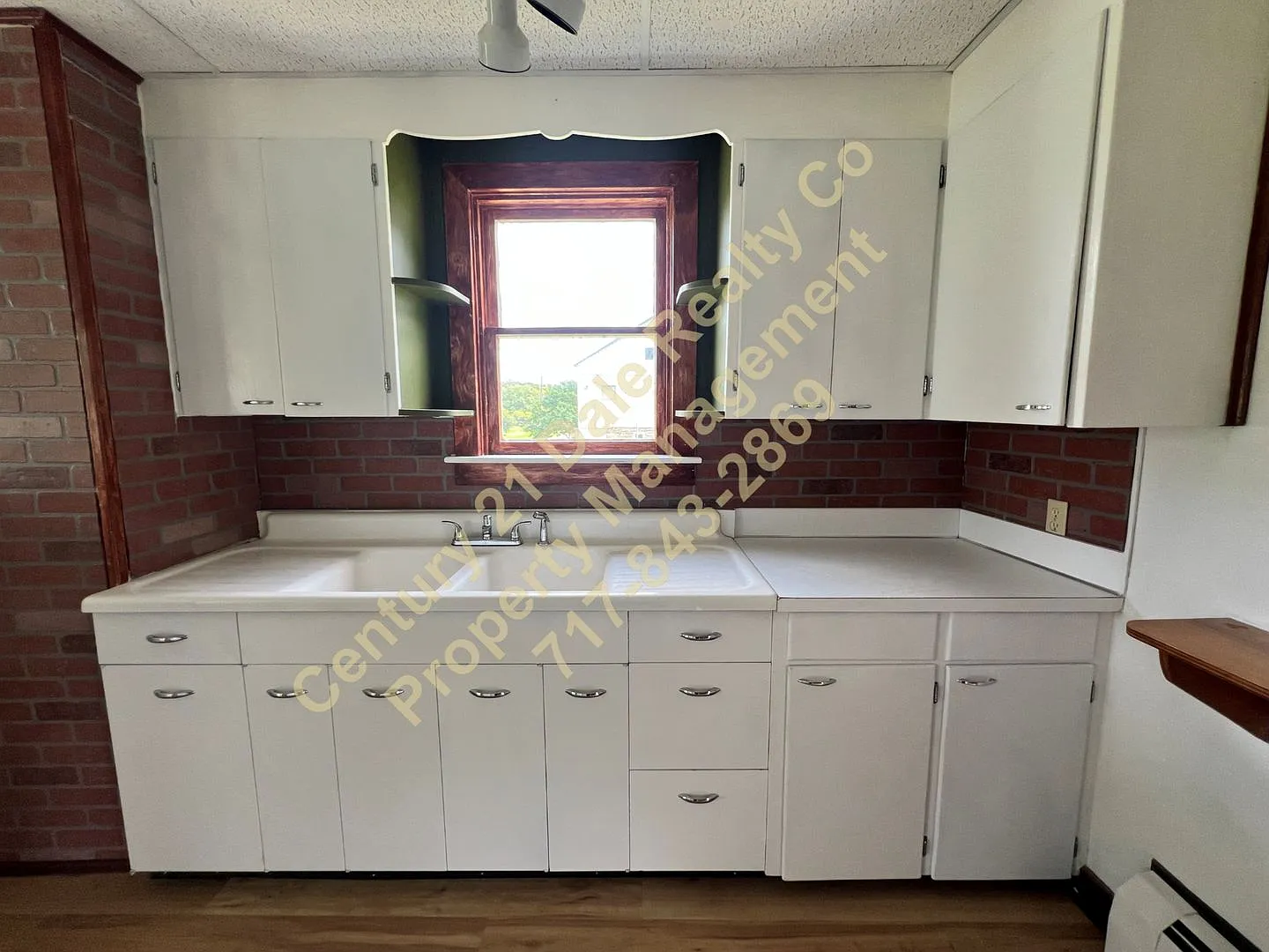 4 Bedroom Farm House in Red Lion School District — Photo 2