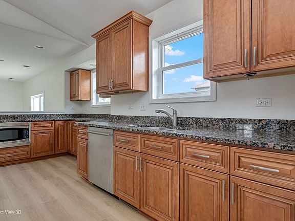5th image of 900 Ashford Ln