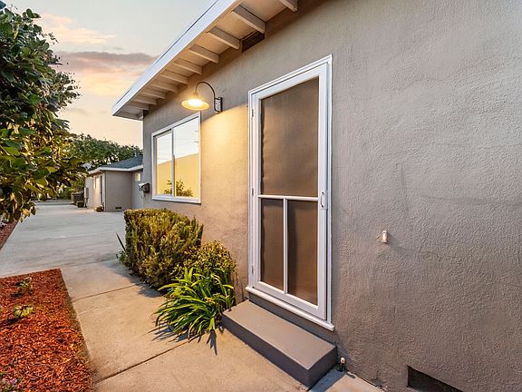 Renovated 2-Bedrrom, 1-Bath Rear Unit of Duplex