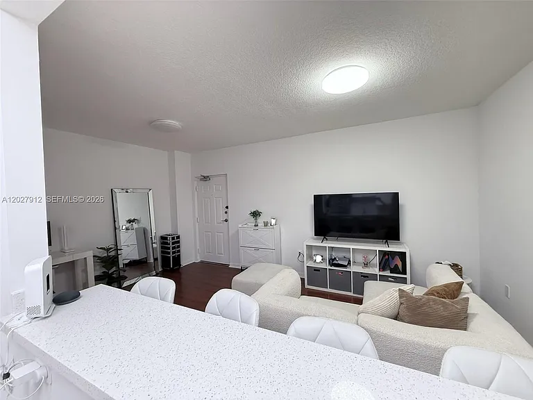 115 SW 42nd Ave #402 — Photo 7