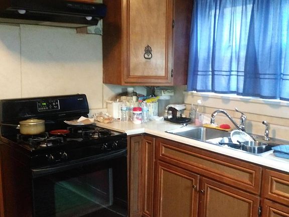 5th image of 2619 Hoyt St