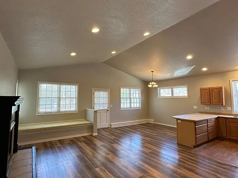 Tumalo Ave, 245 NW - 00245-TUMA-00 — Photo 11