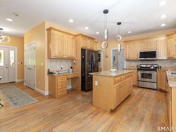 4th image of 347 Lakeside Road