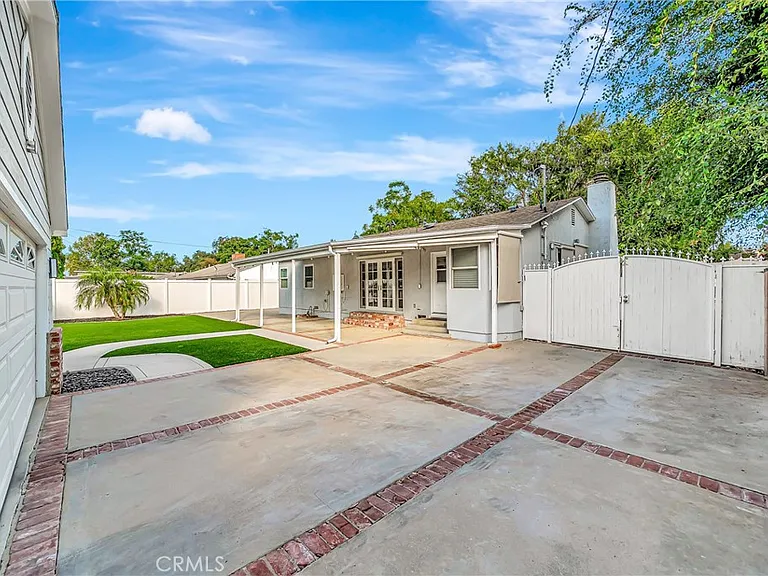 22907 Leonora Dr — Photo 43